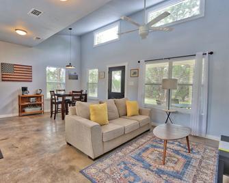 The Driftwoods - Yellow House - Driftwood - Living room