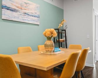 New Shoreline 401 2br Condo Near Downtown And Bay - Traverse City - Comedor