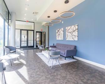 Blue Breakaway with Free Parking and Sleeps 9, Book 7 days, Get 20 Percent OFF - East Orange - Living room