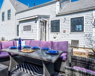 Steps to Harbor & Dining! Updated Home Slps 12 - Hyannis - Patio