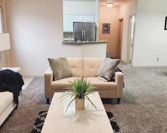 Townhouse near AT&T stadium, Six Flags & Epic Waterpark - Grand Prairie - Living room