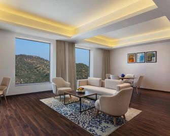 Doubletree By Hilton Jaipur Amer - Jaipur - Living room