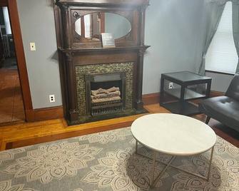 Spacious 3 bedroom apt 1st fl with spacious bedrooms and living room area - New Bedford