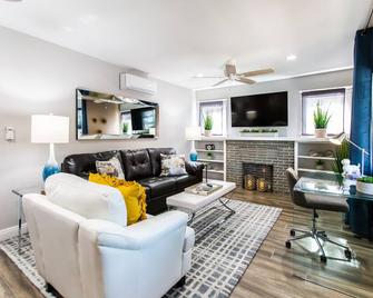 Long Beach Duplex King Bed Pet Friendly Nurses Surgeon Business Travelers Near St Marys Medical Center & Downtown - Long Beach - Living room