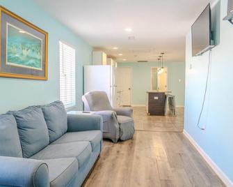 Parrot Head - Pet Friendly Beach Condo! Perfect for 6-7 guests! - Murrells Inlet