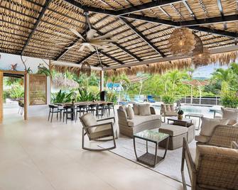 Luxurious room poolside with Rain Shower, Near Beaches, Gameroom, Exotic Birds - Potrero - Terasa