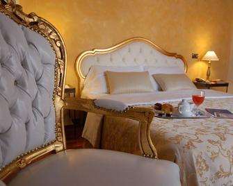 Hotel Isola Di Caprera - Mira - Bedroom