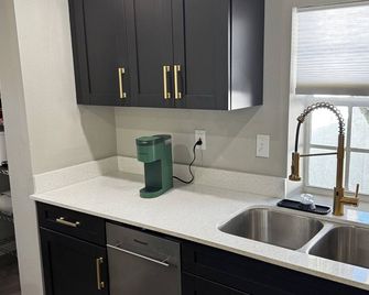 Casita Verde, Secluded Cottage 2 houses from Pinellas Trail and 3 Blocks to Gulf - Clearwater - Kitchen