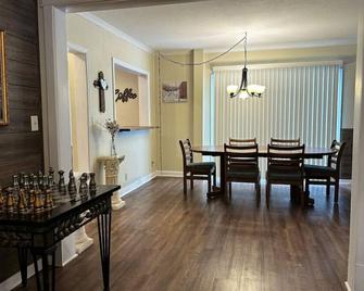 Skiers & Snowmobilers Welcome I Movie screen - Virginia - Comedor