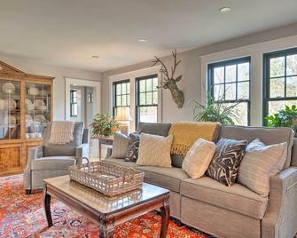 Upscale Arts + Crafts Bungalow w/ Yard, Pool! - Derby - Living room