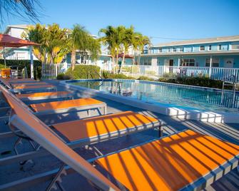 St. Pete Beach Suites - Saint Pete Beach - Pool