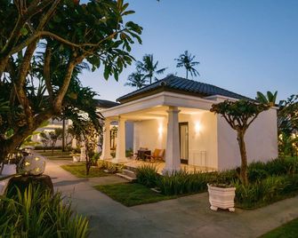 Legong Keraton Beach Hotel - North Kuta - Näkymät ulkona