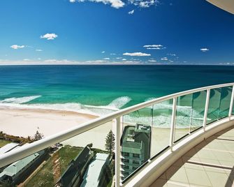 Pacific Views Resort - Main Beach