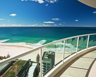 Pacific Views Resort - Main Beach
