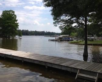 Lakefront Cottage on Lake Marion - Summerton - Vista del exterior