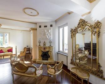 Villa Puccini Bed & Breakfast - Lecco - Wohnzimmer