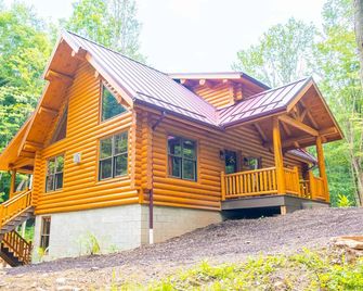 Creek Song Cabin 3 bedroom, sleeps 6, hot tub - Sugarcreek - Edificio