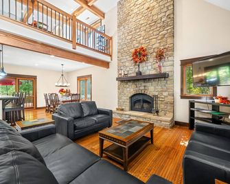 Big Sky Cabin - Nashville - Living room