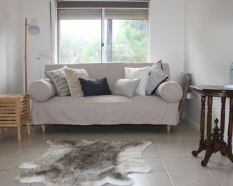 Downstairs at Green: Executive apartment. - Geraldton - Living room