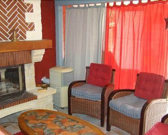 Le gite de la Lombriere - Néac - Living room