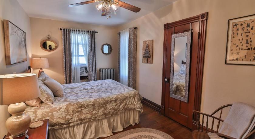 Lizard Creek Inn