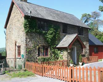 Barn Cottage - Farm Park Stay With Hot Tub, Bbq & Fire Pit - Pontlliw - Building