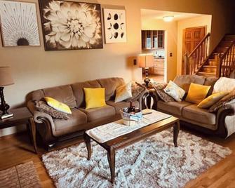Beautiful Four-Level Split Home @ Calm Cul-de-sac! - Roseville - Living room