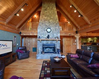 Romantic Mtn Views, Near Asheville + Hot Tub & Biltmore Pass | Pet-Friendly - Asheville - Living room