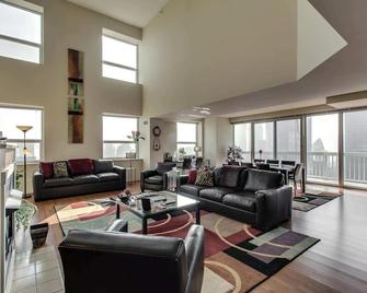 The Penthouse at Grand Plaza - Chicago - Living room