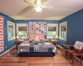 Playground for All Ages! Private Waterfront, Pool, Spa, Firepit. 5BR, Sleeps 16 - Kerrville - Camera da letto