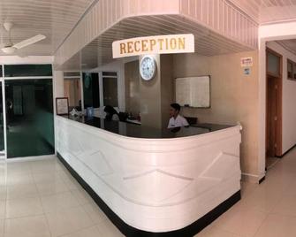 Aurora Hotel Siliwangi - Чиребон - Рецепція