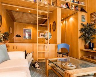 JOIVY Charming Apt with Terrace in the very heart of Milan - Milan - Living room
