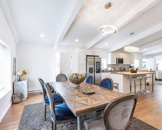 Spacious Family Home central to Squamish - Squamish - Dining room