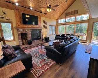 New Property! Updated 3 bed 3 bath condo with mountain ski slope views in Bretton Woods - Carroll - Sala de estar