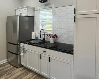 Charming 1-bedroom fish shack in Somerset with WiFi and AC - Somerset - Кухня