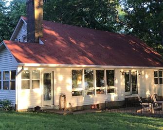 Kentucky Lake Waterfront Home, dock, 4 large BR, new kitchen in 2019 - Hardin - Edificio