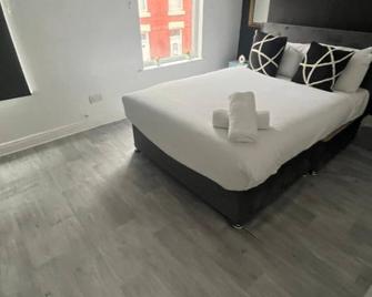 2BR Apartment-Ideal for Contractors' Accommodation - Birkenhead - Bedroom
