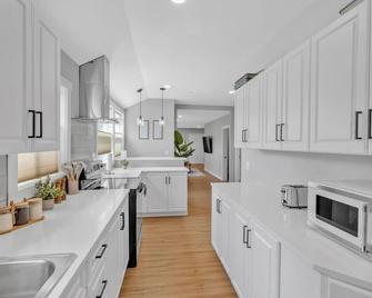 Next Door To Roundup & Town! 3 Bedroom Residence by RedAwning - Pendleton - Cocina