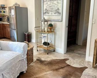 Charming private 1bdrm New pet friendly Cottage nestled in Stevensville/5 acres - Stevensville - Living room