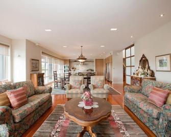 Blackwood House - Hamilton - Wohnzimmer