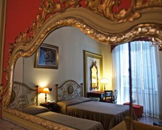 Hotel La Luna - Lucca - Bedroom