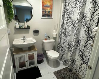 Stay With Precious - Halifax - Bathroom