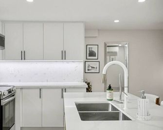 The Wynford Dreamy Capri Suite - Elora - Cocina