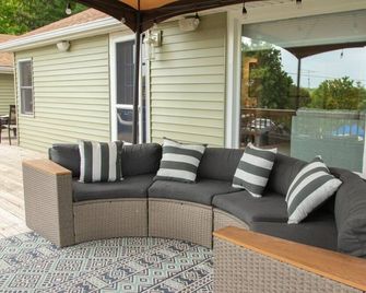 Whitewater Lake Living - Large Deck - In The Heart of the Kettle Moraine - Whitewater - Binnenhof