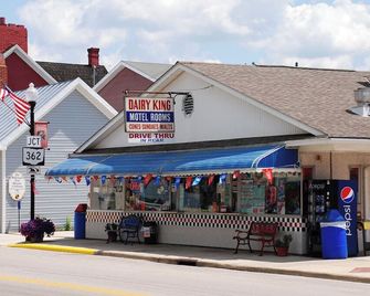 Downtown Fort Loramie Motel -Clean and comfortable with Ice cream shop on site - Fort Loramie