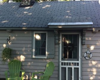 Parkview Cottage #9 Sleeps 2- Only 1/2 block to the Beach - Ludington - Building