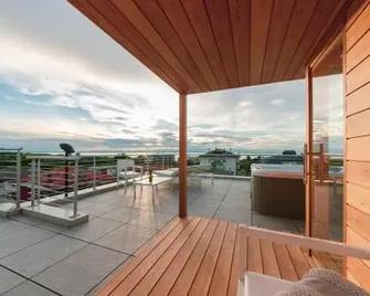 Soleis Sea View Spa Apartment - Lignano Sabbiadoro - Balcón