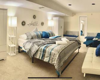 Luxury private basement “King & Queen” bedrooms, near Stadium,DC & Metro at MD - Bowie - Bedroom
