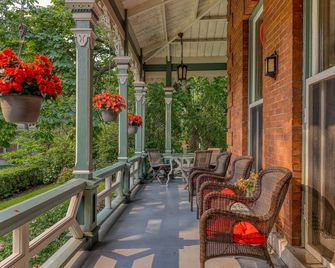 هوتشيليجا إن - كينغستن - شرفة