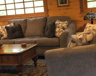 Cozy cabin located in secluded forest with deck on creek. Air and wi-fi. - Yellville - Living room